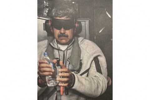 Donald Trump publica foto de Nicolás Maduro esposado y con los ojos tapados con gafas oscuras en el USS Iwo Jima