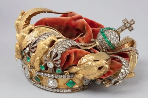 Las fotos que muestran cómo quedó la corona del siglo XIX que se les cayó a los ladrones del museo del Louvre