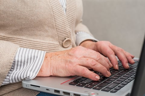 Seguridad Social de Estados Unidos alerta a los beneficiarios sobre nueva modalidad de estafas: cartas, correos y mensajes de texto de apariencia oficial