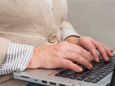 Seguridad Social de Estados Unidos alerta a los beneficiarios sobre nueva modalidad de estafas: cartas, correos y mensajes de texto de apariencia oficial