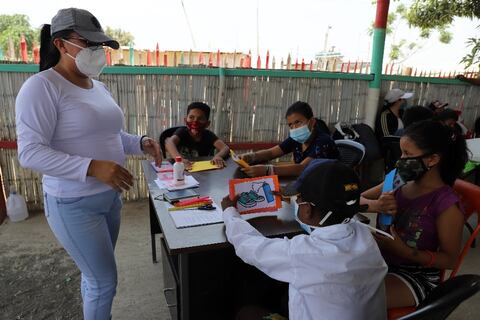 Niños de Monte Sinaí ya reciben clases; alegría en familias y tutores, que también velarán por sus derechos