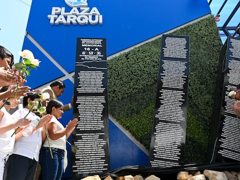 Entre flores y silencios: Así recordaron en Manabí el terremoto de hace 10 años