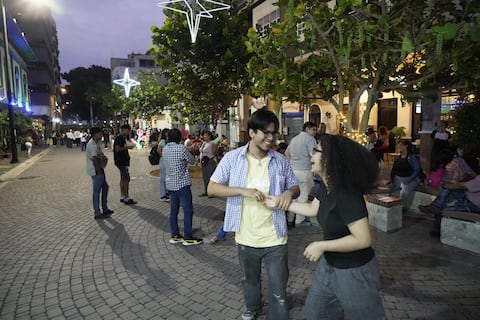 ‘Venimos a bailar y a disfrutar sanamente’: la calle Panamá se activa con música en vivo y atrae a familias de distintos sectores