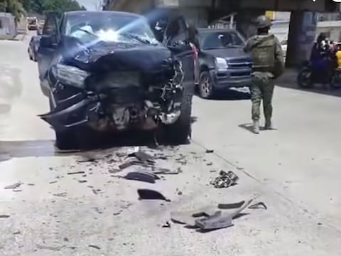 Tres heridos tras choque entre camión y camioneta en el sur de Esmeraldas