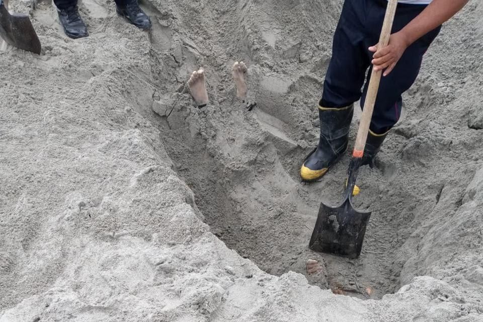 En Pedernales hallan los cuerpos de dos estudiantes reportados como desaparecidos enterrados en la playa