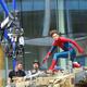Tom Holland llega en traje de Spider-Man al set de ‘Brand New Day’ y se fotografía con los fanáticos antes de empezar el rodaje