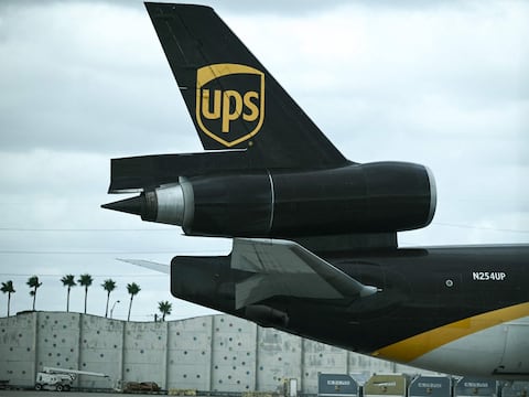 La FAA ordena que aviones MD-11 permanezcan en tierra mientras investiga accidente de UPS
