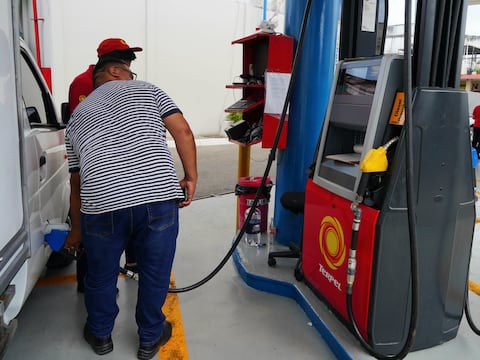 La ARCH señala que hay suficiente stock de combustibles en Guayaquil, aunque admite retrasos en los despachos