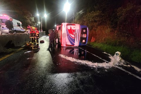 14 personas hospitalizadas tras volcamiento de bus interprovincial en Quito