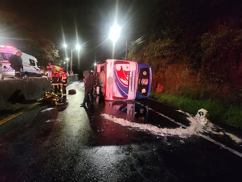 Diez personas hospitalizadas tras volcamiento de bus interprovincial en Quito