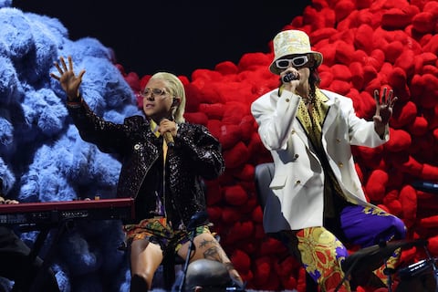 Ca7riel & Paco Amoroso levantan 5 Latin Grammy y agitan la gala con la idea de fundirlos y un beso frente a la prensa