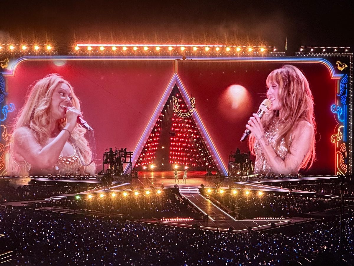 Photo: Beyoncé and Miley Cyrus sing 'II Most Wanted' /Courtesy