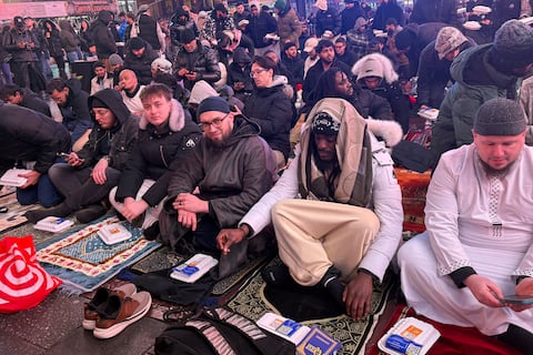 ‘Vamos a recitar el Corán’: musulmanes realizan oración en Times Square en Nueva York durante el Ramadán