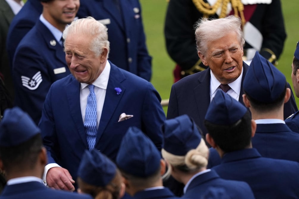 Estos han sido los obsequios que Donald Trump y el rey Carlos III han intercambiado en Casa Victoria