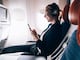 Adiós a los videos con volumen en el avión: esta aerolínea podría expulsarte del vuelo