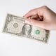 Cómo detectar cuando un billete de dólar es falso