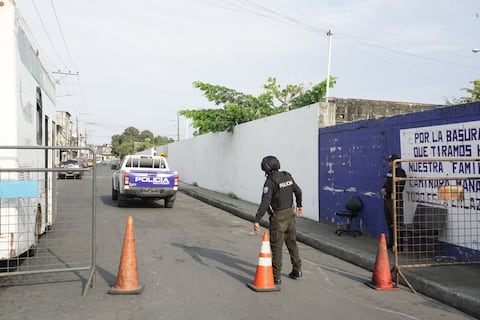 “No se puede ni dormir por las balaceras”: enfrentamientos en el Guasmo atemorizan a vecinos y generan suspensión de clases en planteles