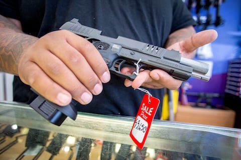 En Ecuador, las solicitudes para portar y tener armas se triplican por la percepción de inseguridad y aumento de custodios de empresas