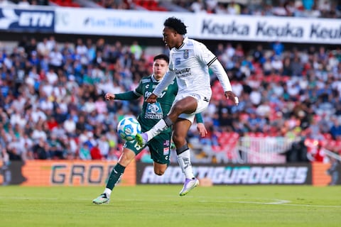 ‘Dio claridad emocional a los Gallos Blancos’, destaca la prensa extranjera, sobre el doblete de Jhojan Julio con el Querétaro en Liga MX