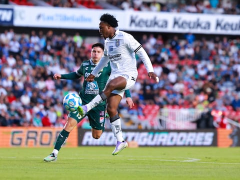 ‘Dio claridad emocional a los Gallos Blancos’, destaca la prensa extranjera, sobre el doblete de Jhojan Julio con el Querétaro en Liga MX