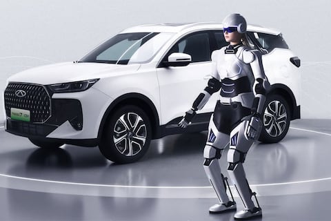 China presenta el robot humanoide que puede trabajar como asistente de ventas de automóviles e interactuar con la gente