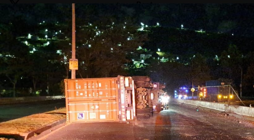 Intenso tráfico en la avenida Simón Bolívar por volcamiento de tráiler este viernes, 12 de septiembre