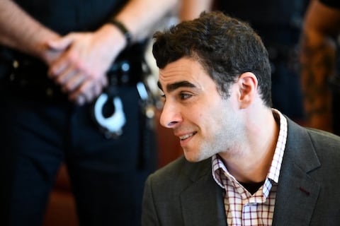 Arrestan a un hombre que se hizo pasar por agente del FBI para liberar a Luigi Mangione