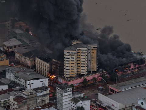 Imágenes del gigante incendio que alcanzó hasta 700 °C en Multicomercio: así se vivió la emergencia