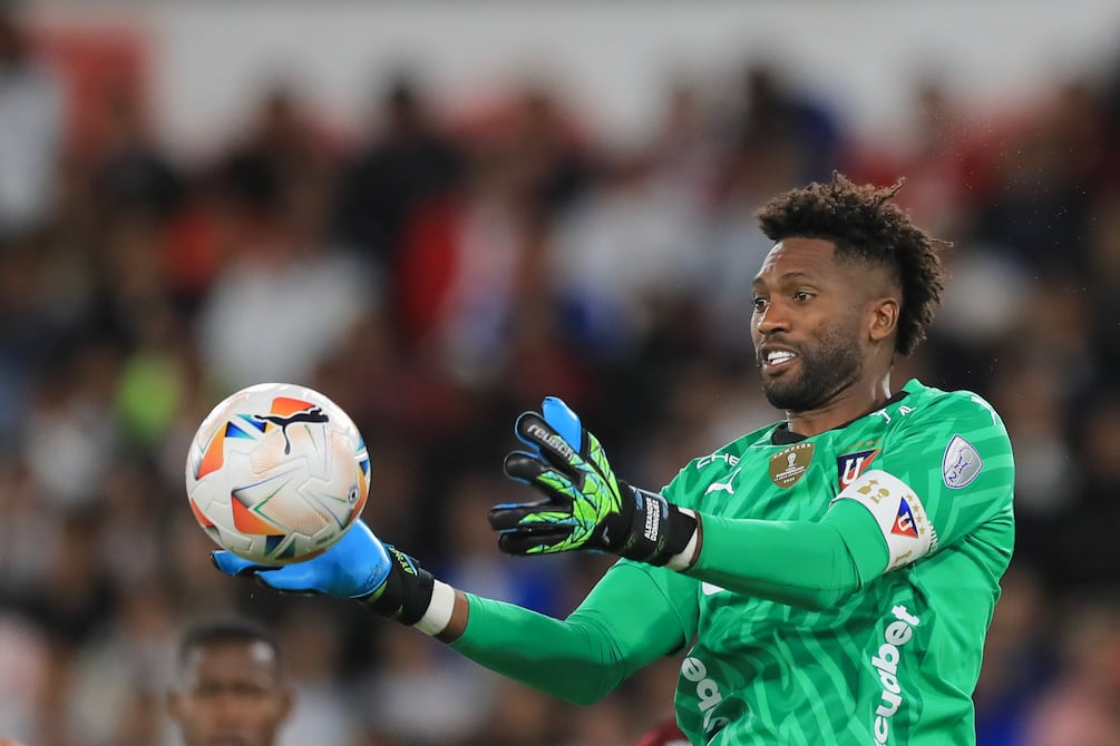 ¡Durísimo! Suspensión y multa para Alexander Domínguez en la Copa Sudamericana