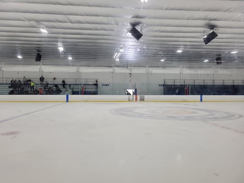 Tiroteo en pista de hielo en EE.UU.: mueren una niña y otra persona durante partido de hockey