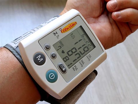 El detalle que casi todos olvidan al medir su presión y que altera por completo el resultado