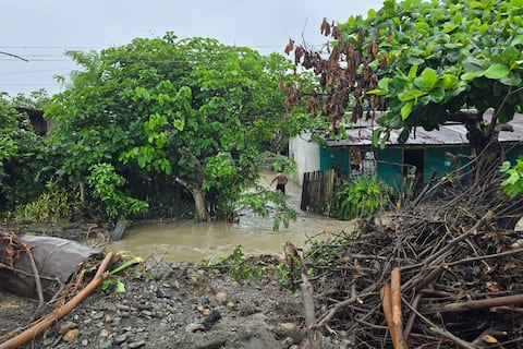 Desbordamiento del río Chilcales causa inundaciones en El Triunfo