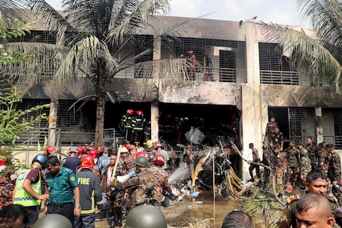 Avión militar se estrella contra una universidad en Bangladés y causa al menos 16 muertos