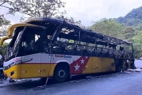 Bus de pasajeros se incendió en la vía Baeza-Cosanga, en Napo
