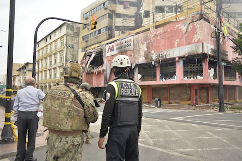 Reducen el cerco en la Bahía por incendio de Multicomercio: ¿Qué riesgos persisten en los 100 metros de acceso restringido?