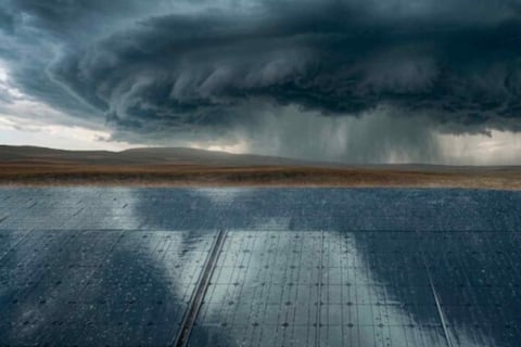 Bosques de cristal en la arena: el extraño fenómeno de las placas solares que están ‘fabricando’ nubes de lluvia
