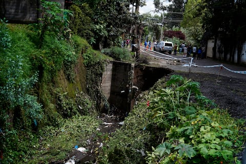 Inundación revela enorme socavón en La Tolita: 20 casas en riesgo
