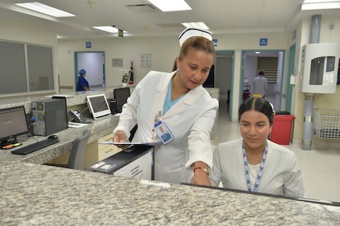 Enfrentó carencias y hoy dirige a más de 300 enfermeros y auxiliares en hospital de Guayaquil: la historia de Marlene Morán