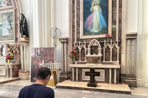 ‘Jesús siempre busca una forma diferente de llegar a nosotros’: fieles explican cómo viven la fe en Semana Santa