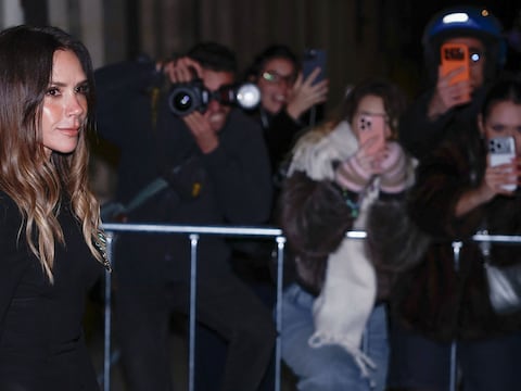 Francia distingue a Victoria Beckham por su aporte a la moda y el entretenimiento