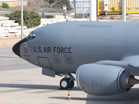 Francia permite que aviones de apoyo de EE. UU., no cazas, usen una base en su territorio