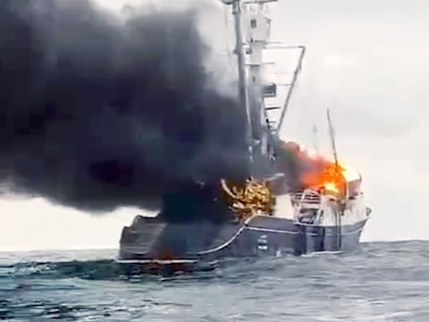 Naufraga atunero “La Peña” en el Pacífico: Tripulación a salvo tras incendio