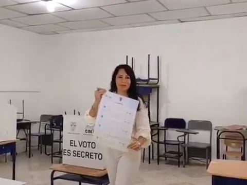 Luisa González votó en Chone y esperará resultados en Quito