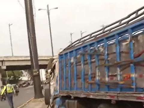 Camión se volcó en la avenida Carlos Julio Arosemena y provocó congestión vehicular