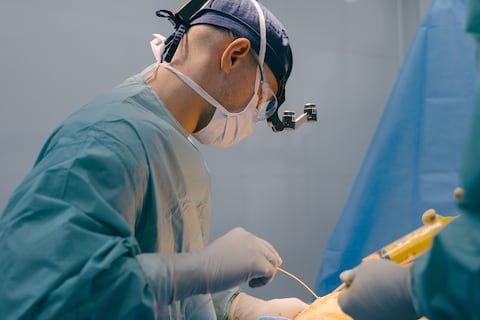 Médico colombiano irá a juicio en Brasil por muerte de paciente tras liposucción en clínica sin licencia