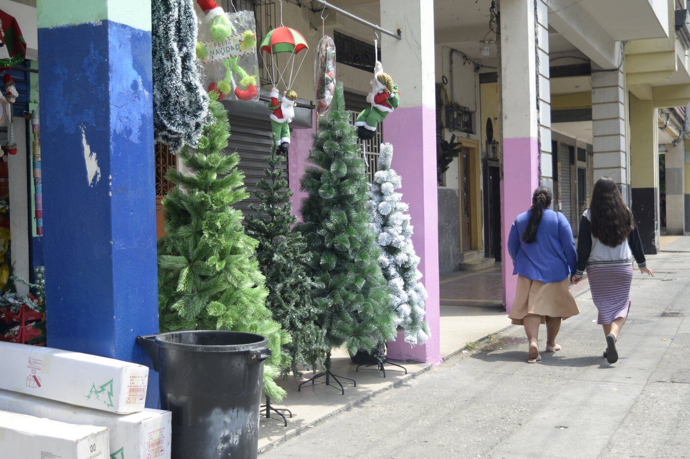 Oferta navideña se activa en el centro de Guayaquil: locales exhiben adornos  y árboles desde $ 1 y $ 15 | Comunidad | Guayaquil | El Universo, image size:1400x933