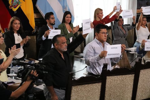 Tatiana Coronel asume como alcaldesa subrogante tras detención de Aquiles Alvarez