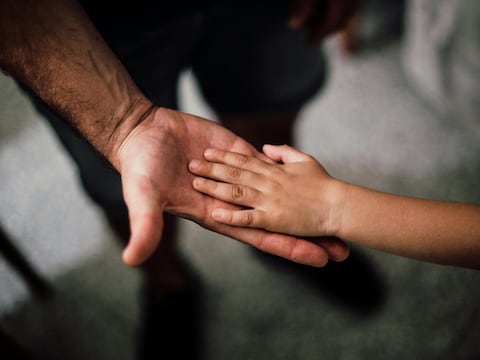 ¿Hasta qué edad pueden cobrar los hijos de un afiliado fallecido el beneficio del IESS en Ecuador?