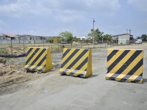 Cierres viales en Mucho Lote 2 restringen el ingreso vehicular a la parroquia Divino Niño y generan reclamos de los feligreses