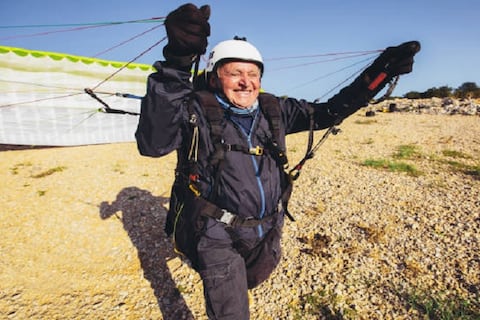 El paracaidista activo más antiguo de Europa quiere romper el récord Guinness a sus 88 años